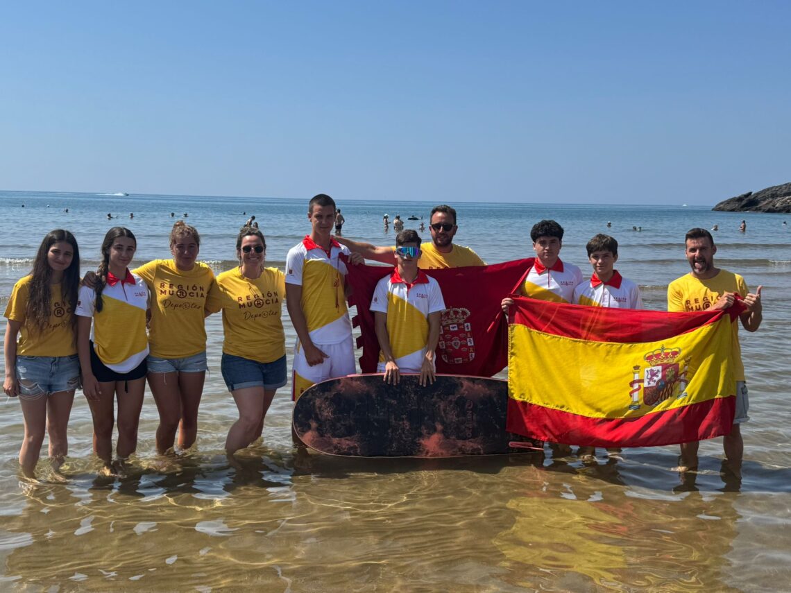 El equipo murciano preparado para el Campeonato de España de Surf 2025