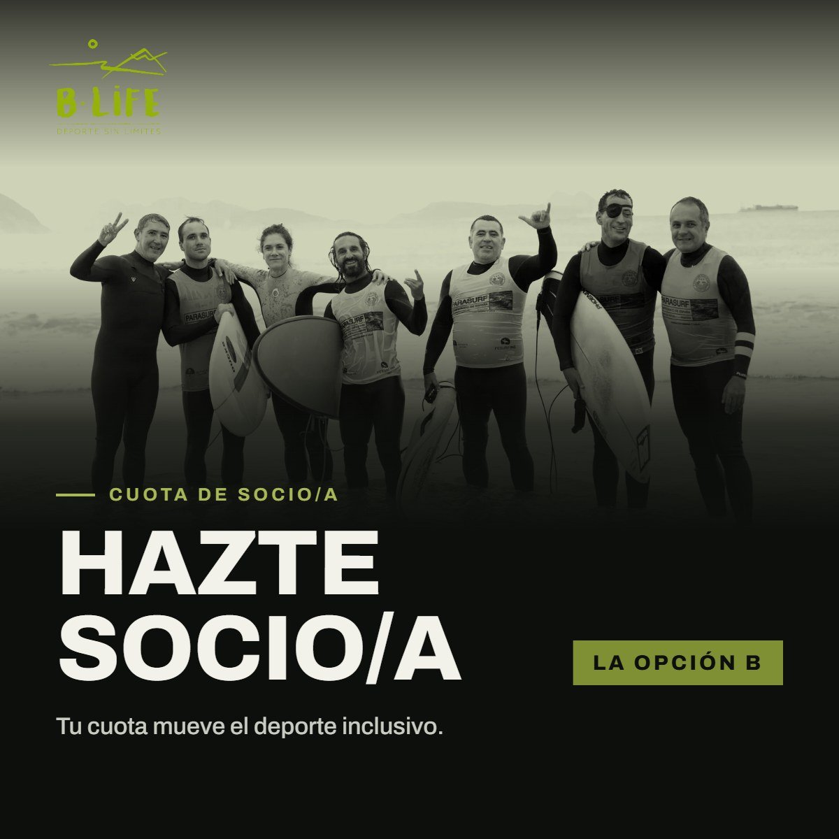 Grupo de surfistas de B-Life en el agua con sus tablas, con el texto Hazte socio/a